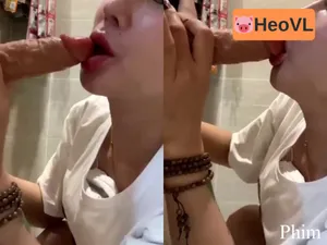 Vào nhà tắm thủ dâm liếm buồi giả